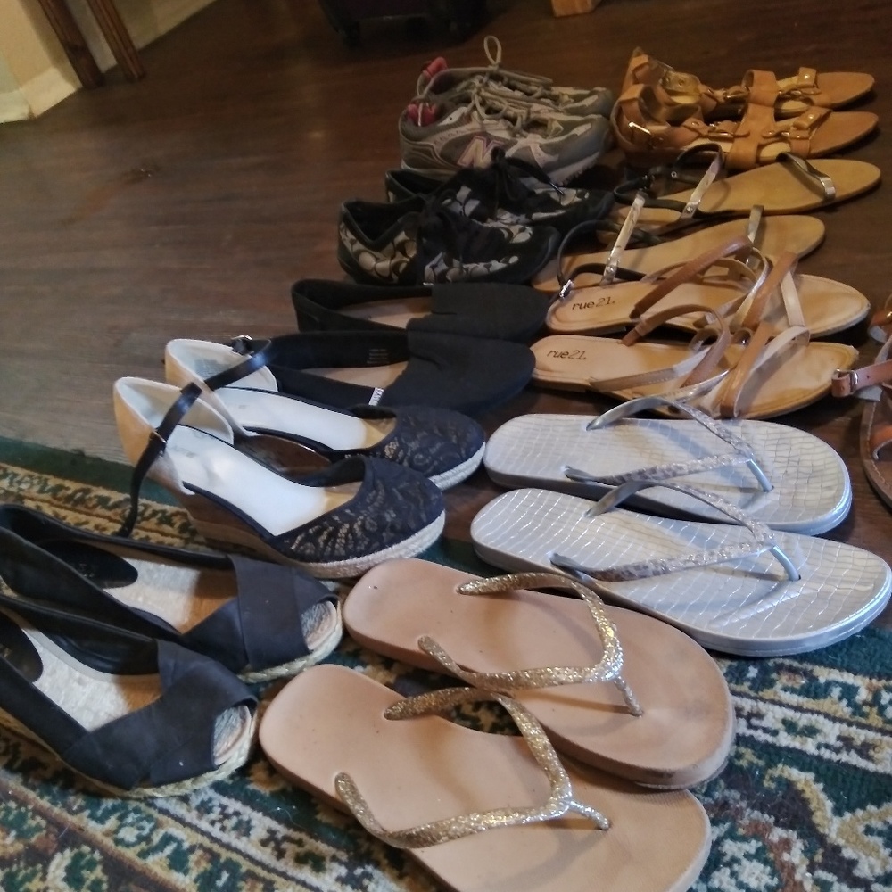 Assortment of shoes size 8 to 9